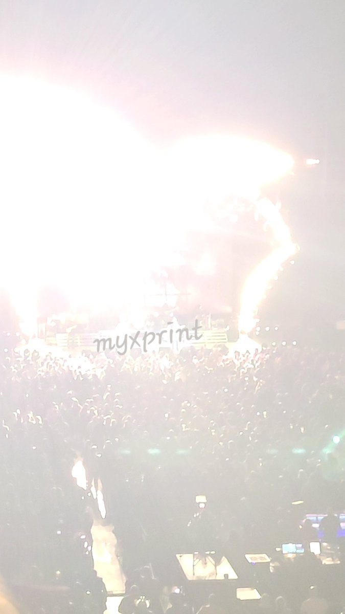 Myxprint's tweet photo. When Brooks &amp; Dunn take the "I saw the light" a little too seriously. 🤣 https://t.co/2YXmLfFDPB