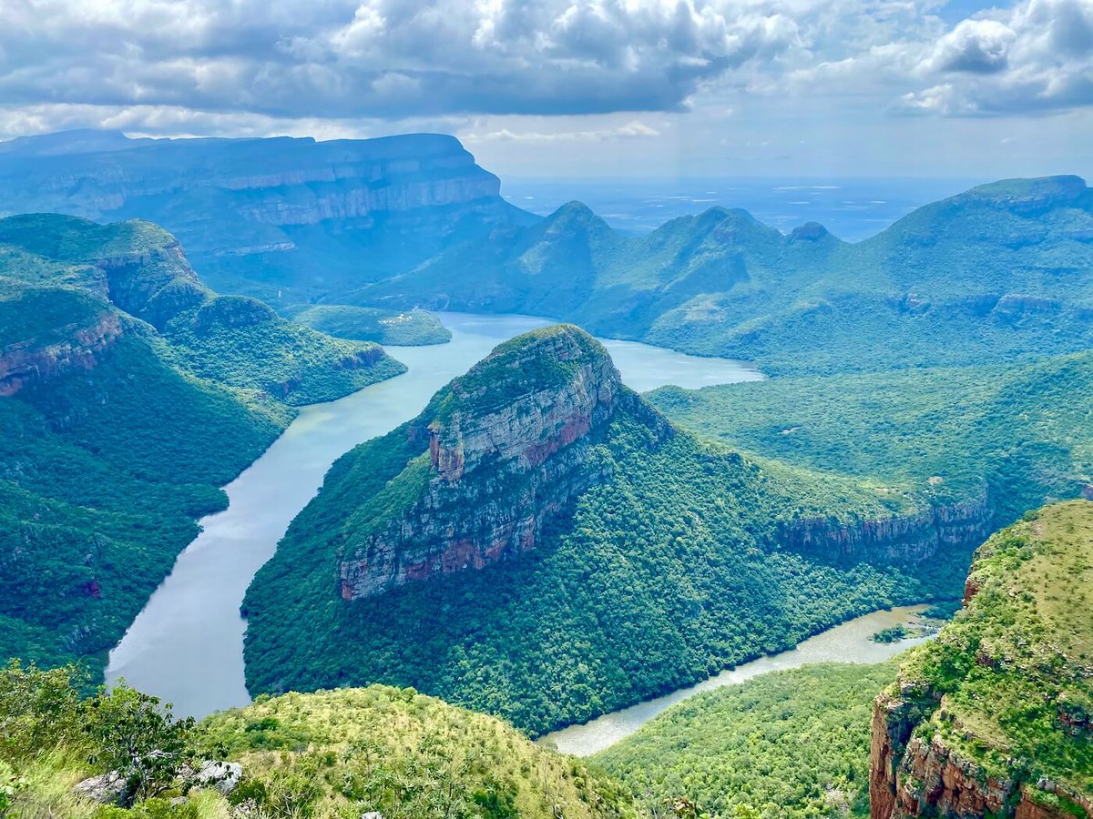 South Africa is known for its scenic drives and diverse landscapes. The Panorama Route is a circular scenic drive located in the northeastern portion of South Africa in Mpumalanga. endlessfamilytravels.com/south-africa-p…