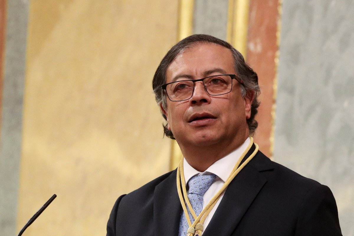 eleccionescolom's tweet photo. #ATENCIÓN 
En relación a la polémica del día por las declaraciones tanto del Presidente Petro como del Fiscal General, usted a quién apoya?

🔁 Gustavo Petro 
♥️ Francisco Barbosa https://t.co/mNM8RfOyru