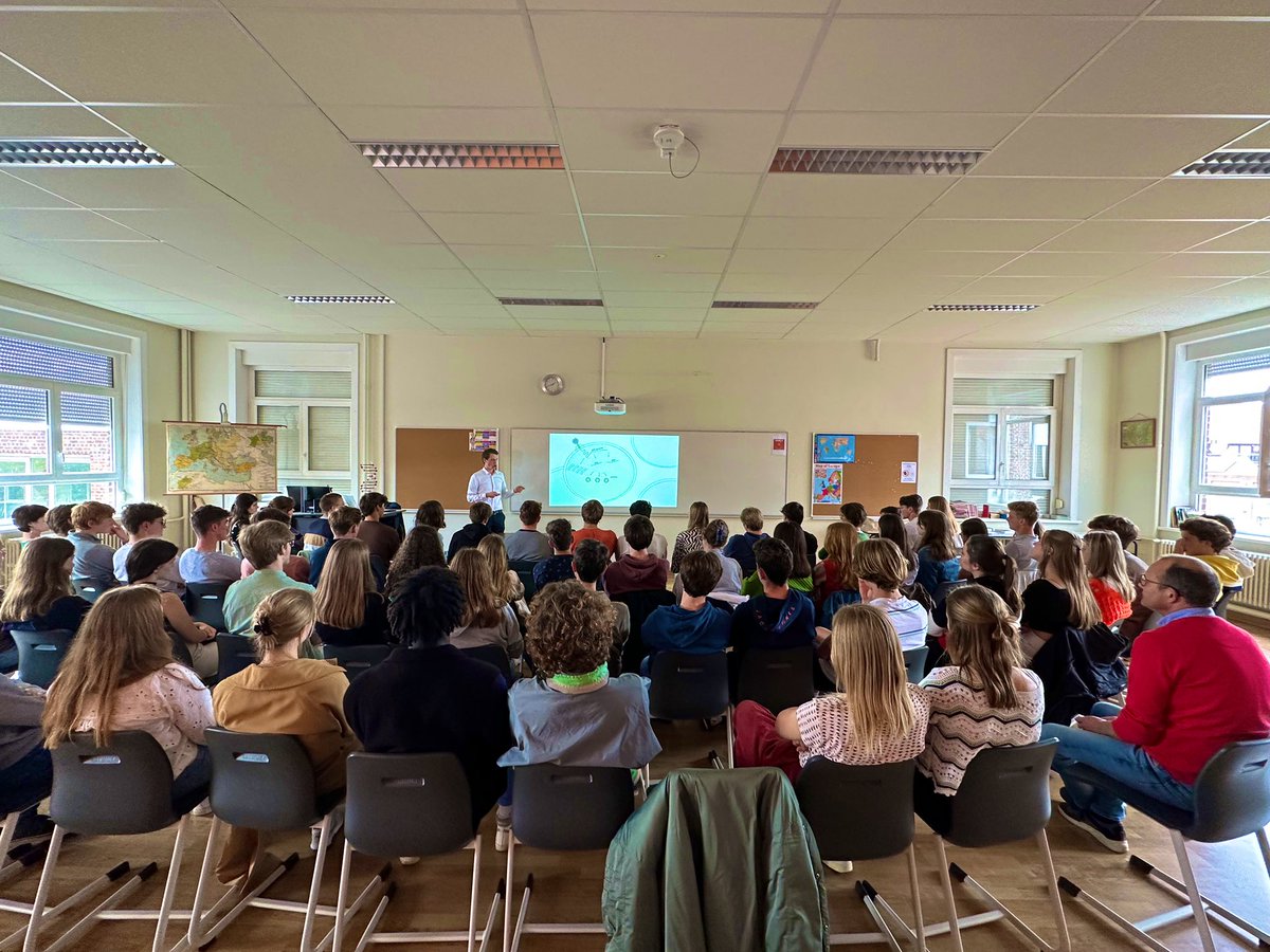 A 1st for everything: wonderful possibility today to introduce CRISPR and our work on #cysticfibrosis to 70 bright high school students.👨‍🔬Thanks <a href="/DeBron/">Debbie Ashton</a>-Tielt for being such a nice and curious audience! 

 #CRISPR #carlonlab <a href="/FWOVlaanderen/">FWO</a> <a href="/associationmuco/">Association Muco</a> <a href="/EmilysEntourage/">Emily's Entourage</a>