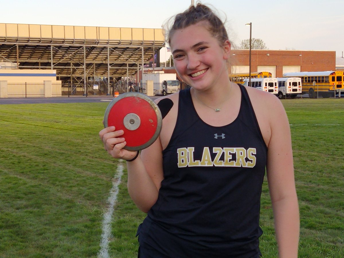 MrMacRaild's tweet photo. Broke school record for disc today as a frosh. https://t.co/7RdEwSiB83