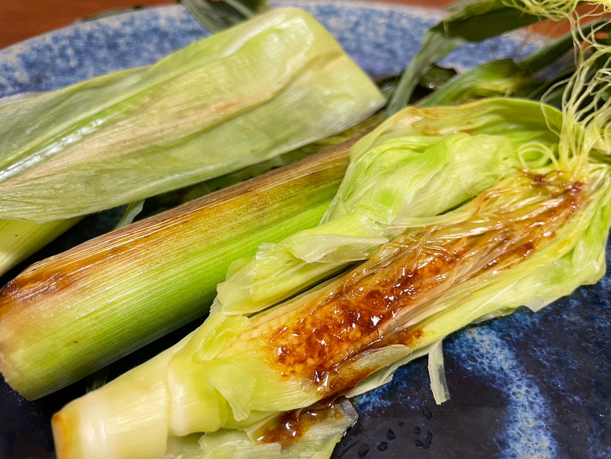 中火で熱したフライパンに皮付きのヤングコーンを置いて蓋をして、7分ほど蒸し焼きにする。
その後、醤油5g とバター10gを加えて蓋をして火を止め、3分待つとめっちゃ美味いのができあがります。