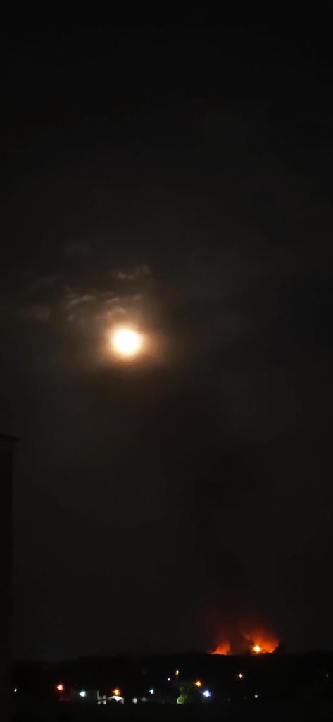 Por aquí hay luna y fuego.