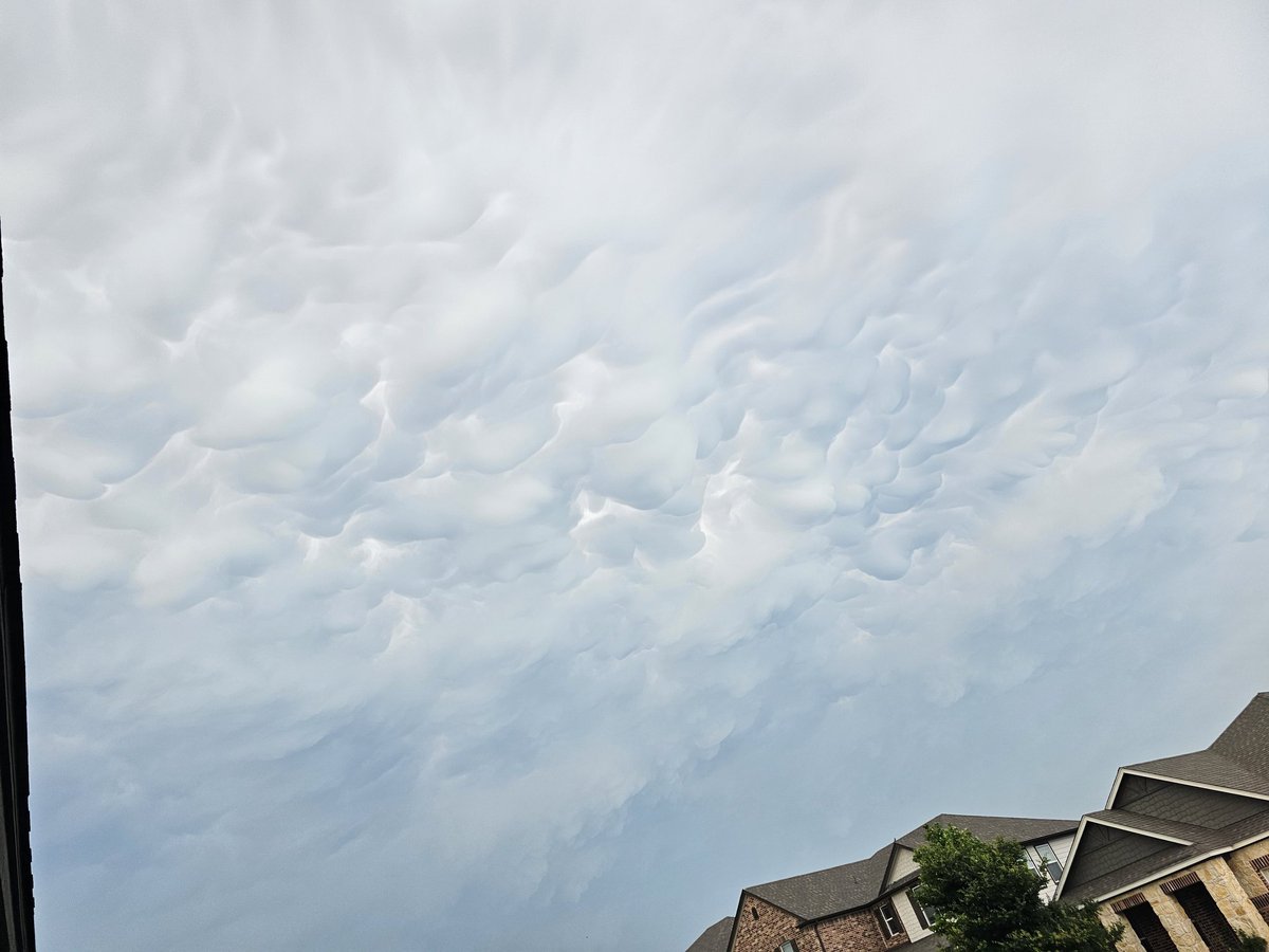 broombaker's tweet photo. @ReedTimmerAccu @NWSSanAntonio @ryanhallyall clouds over my house in south georgetown, tx area https://t.co/MrrW2sTUfU