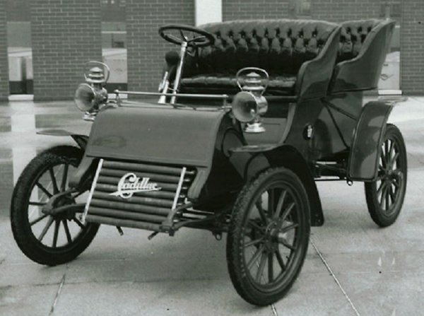 colombia_hist's tweet image. El segundo carro que llegó al País fue traído por Ernesto Duperly, era un Cadillac entre el año 1903 - 1905