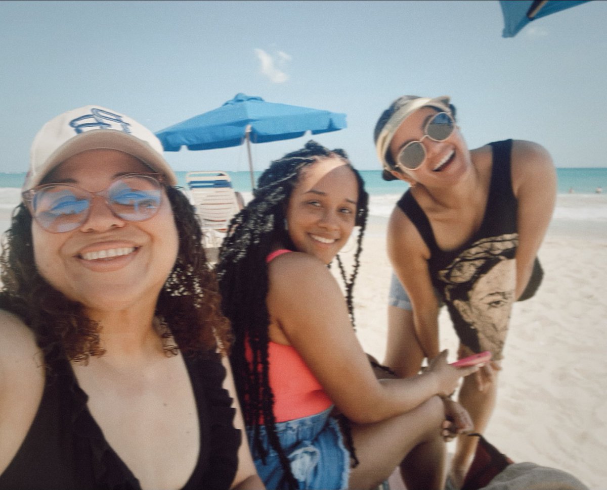 vsnt8's tweet photo. El Carlitos weekend no hubiera sido lo mismo without my girls💕

To be continued…
#LasPro https://t.co/nnZqlk5ER0