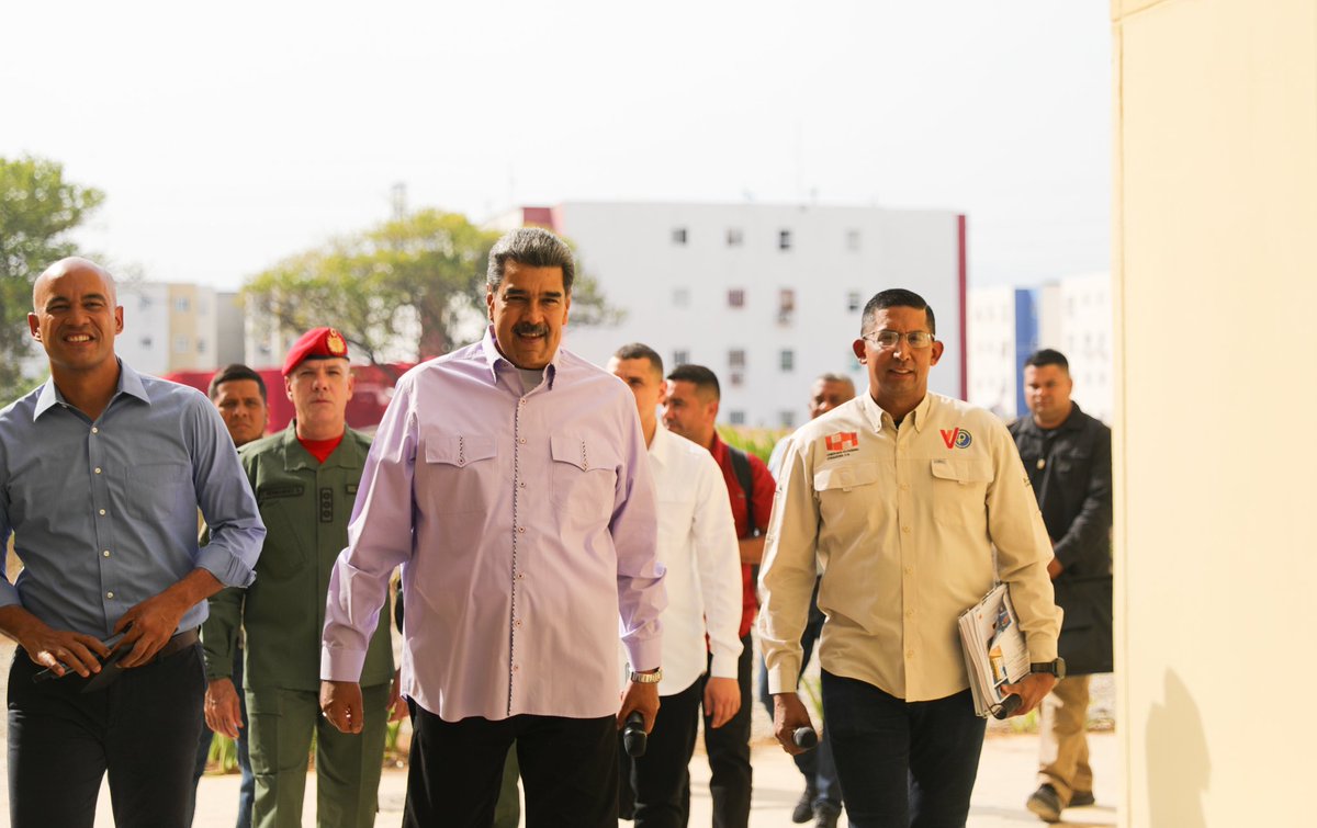 NicolasMaduro's tweet photo. Fuimos a celebrar los 12 años de éxitos de la Gran Misión Vivienda Venezuela, con las familias del Urbanismo Ciudad Bicentenario, en Santa Teresa del Tuy del estado Miranda. La GMVV construyendo comunidades con el Poder Popular ¡Es lo más importante! Vamos consolidando el trabajo con perseverancia, venciendo las dificultades.