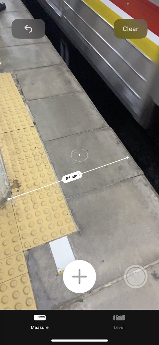 Orang tolol mana sih yang bikin desain se-safety ini? Papasan aja kelabakan kalau di sebelahnya ada kereta