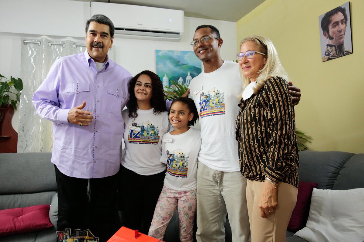 NicolasMaduro's tweet photo. Me da mucha alegría ver la fe, la esperanza y la felicidad, reflejada en una familia joven como la de Wilmer y Jenifer, que tienen una vivienda digna gracias a la bendición de Dios, a la Revolución y a la GMVV. ¡En el capitalismo no es posible!  Seguiremos avanzando hacia las 5 millones de viviendas y más. ¡En Socialismo Sí Se Puede!