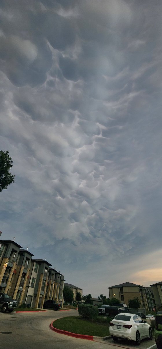 Beautiful Mammatus over Georgetown from the storm out west <a href="/NWSSanAntonio/">NWS Austin/San Antonio</a> <a href="/averytomascowx/">Avery Tomasco</a> <a href="/TravisCOSW/">TravisCountySevereWx</a>