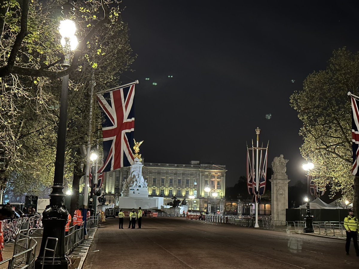 CoronationCount's tweet image. Under 10 hours to go. I am thinking of RELOCATING to get closer to the Palace. Clearly, every single one of you wanted to know this.