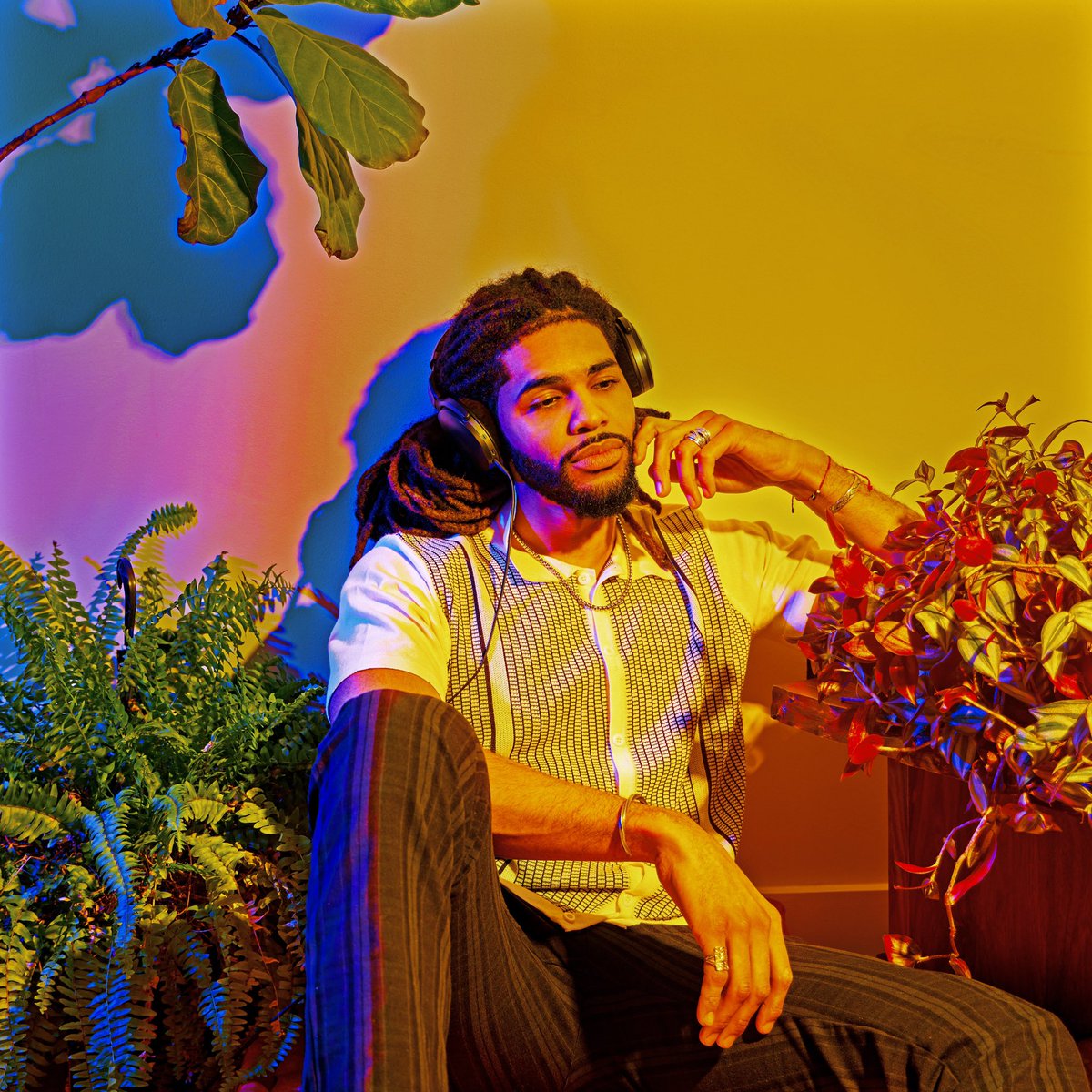 BucketBoheme's tweet photo. Stream my debut project Dearly Beloved. Out now everywhere https://t.co/BJSCrH0nZ4 https://t.co/ifA3MaesL1