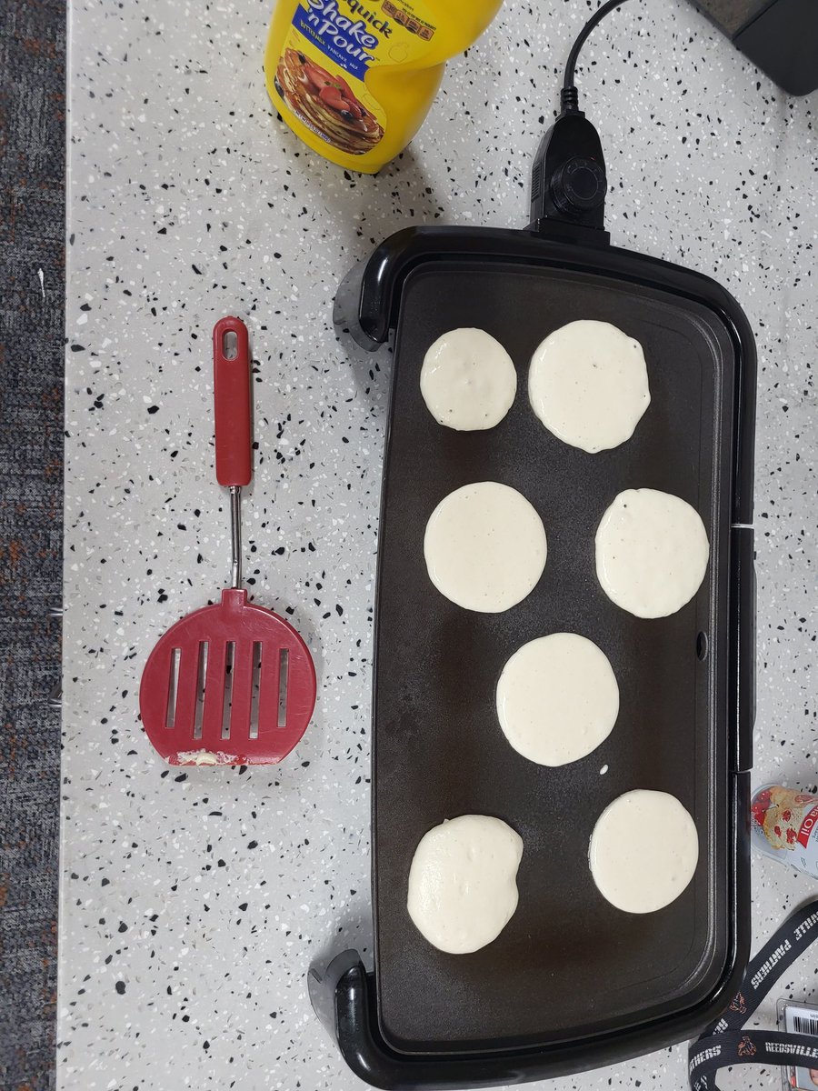 tkane627's tweet photo. P is for pancakes! Thanks Mrs. Kornely for inviting me to come help make pancakes! #reedsvillesd https://t.co/iiSpZxU21H