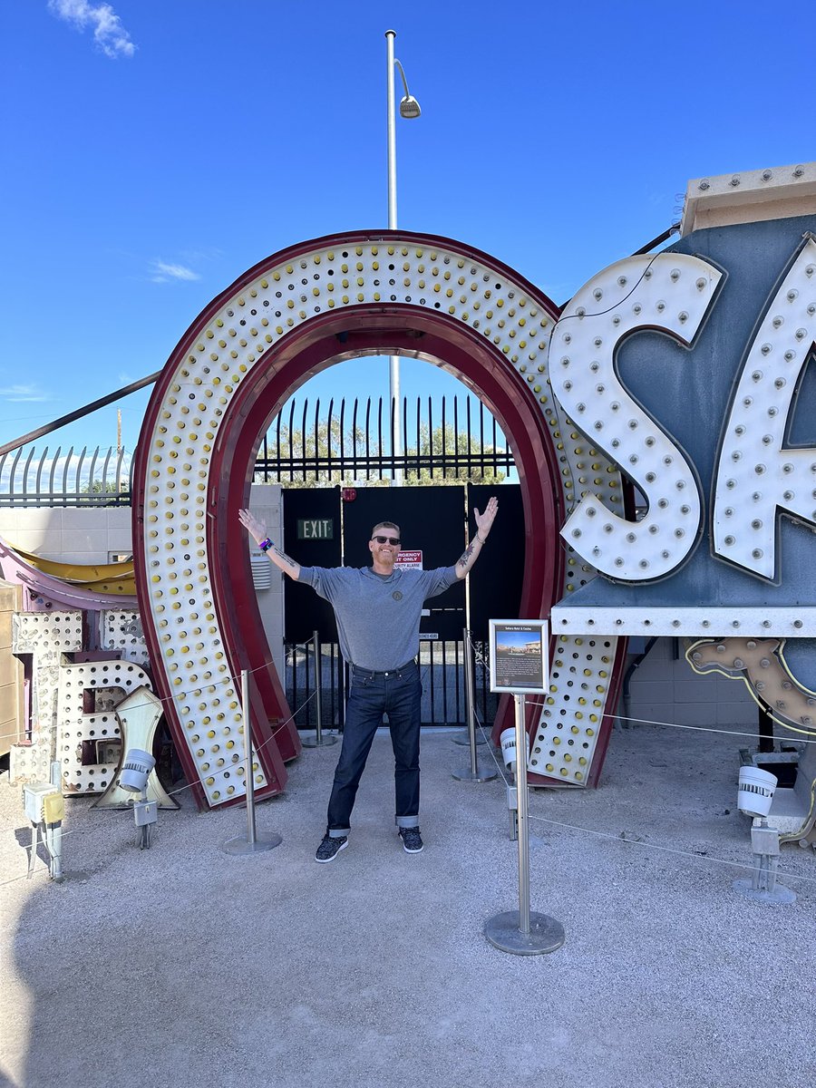 KrisWilson88's tweet photo. #requiredvegasvisit #neonboneyard #vegas #oldvegas #oddstuff #neonsigns 🎰🎪🎭 https://t.co/ppaRLd2Ova