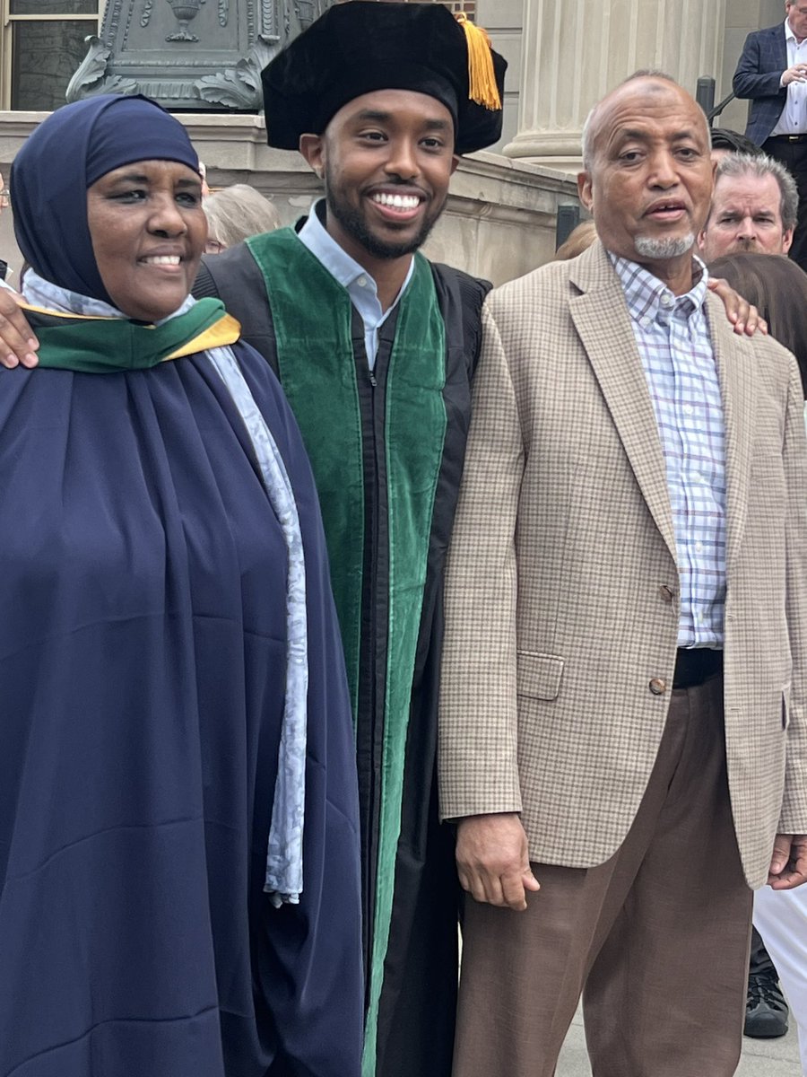 inspiretheyouth's tweet photo. Mom and Dad❤️ #Proudparents #immigrantdreams #HardWorkPaysOff https://t.co/DVsMbgWv9j