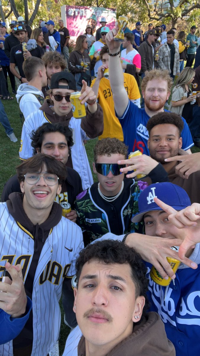 _angellxmoraa_'s tweet photo. #BringTheGold #Deltachi https://t.co/cMQLLdiNll
