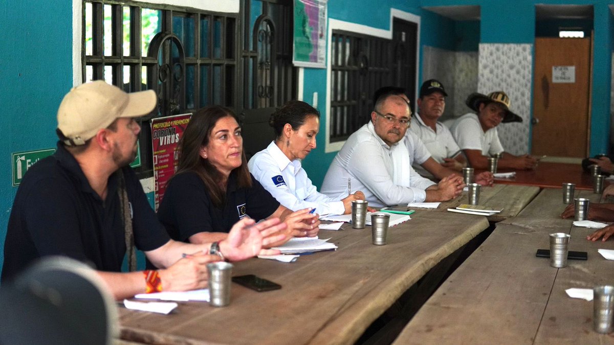 InstitutoSINCHI's tweet photo. 🙋🏽♂️🙋🏻♀️Continuamos nuestra agenda en el #SurDelMeta en compañía del Embajador @GBertrand_UE 🇪🇺.
📌Aquí de la mano 🤲🏻 de operadores turísticos comunitarios se realizó un recorrido de 427 metros en ascenso 🏃🏻♀️🏃🏽 en la vereda📍#BajoCuria, mirador comunitario El Tablazo. https://t.co/ViH85RwrwE