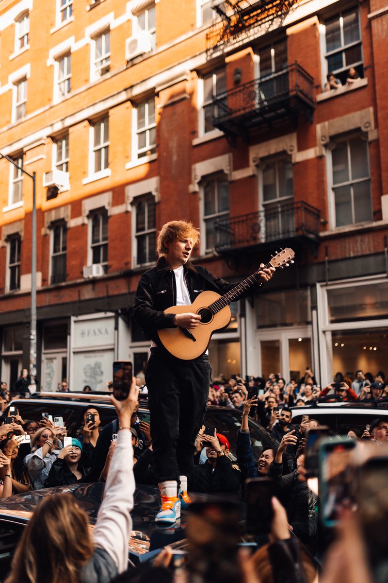 EdSheeran_CL's tweet photo. Ed Sheeran se subió hoy sobre un Volvo a tocar en Nueva York 

(📸: @ tiziano.raw en ig) @edsheeran https://t.co/6OZZKPPSCf
