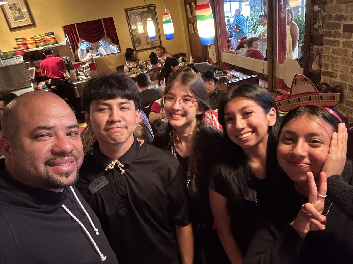 CoachJHall_43's tweet photo. When the wife and I go out to dinner for date night and see my school kids just killing it at work doing their thing!!!  @SWHSsoccergirls @SpringWoodsHigh #allmeansall #Tigersatwork https://t.co/TzuahgW6jJ