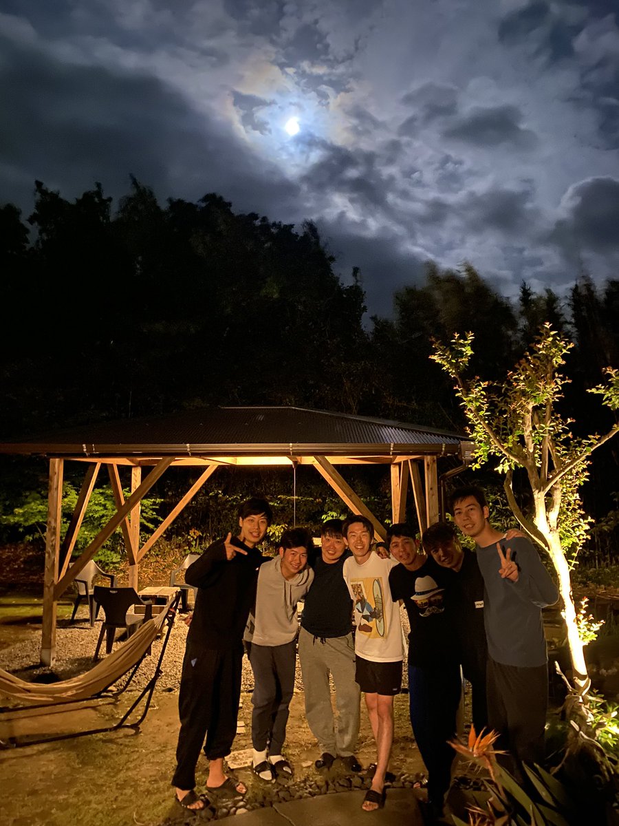 GuestHale's tweet photo. ハレカイのお庭にて✨
今年初の花火〜✨✨
BBQとご一緒にお楽しみいただけました✨

仲良し２６歳仲間‼︎
な、なんとご結婚されるお仲間も‼︎
ご結婚おめでとうございます‼︎
末長くお幸せに〜💝

#伊豆大島
#東京諸島
#同級生
#離島旅
#男の離島旅
#男子仲間 https://t.co/a7T0zY1pNL