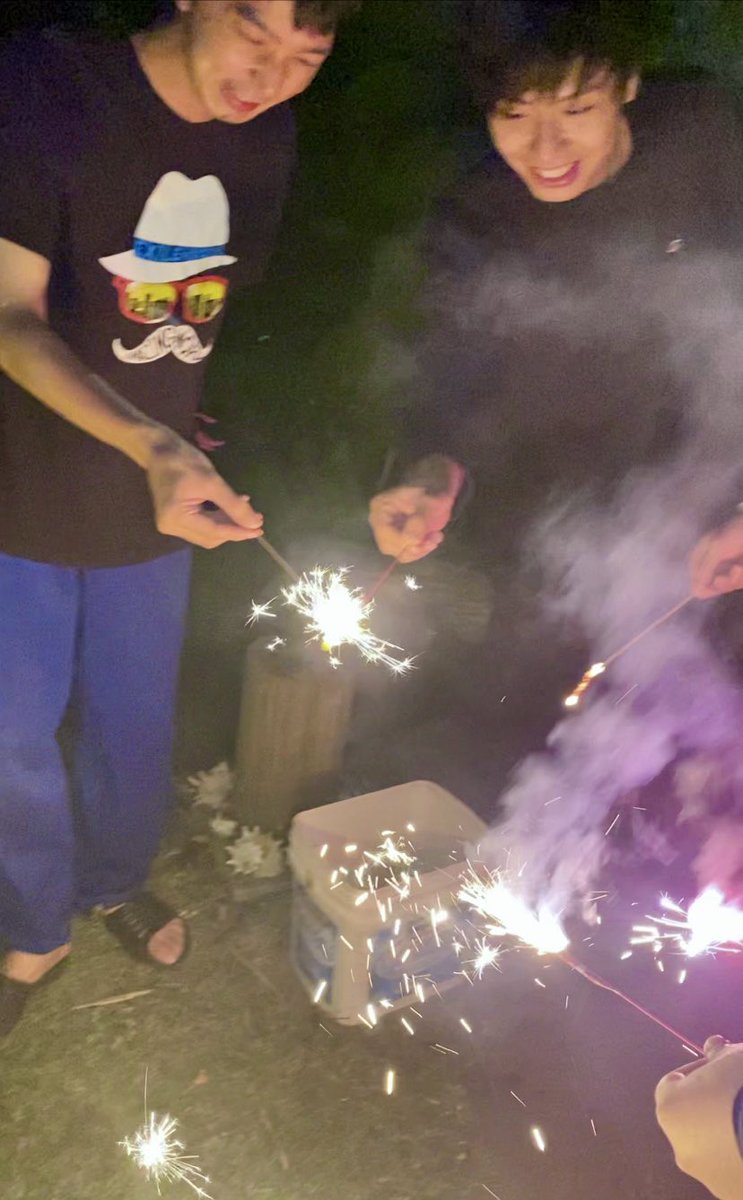 GuestHale's tweet photo. ハレカイのお庭にて✨
今年初の花火〜✨✨
BBQとご一緒にお楽しみいただけました✨

仲良し２６歳仲間‼︎
な、なんとご結婚されるお仲間も‼︎
ご結婚おめでとうございます‼︎
末長くお幸せに〜💝

#伊豆大島
#東京諸島
#同級生
#離島旅
#男の離島旅
#男子仲間 https://t.co/a7T0zY1pNL