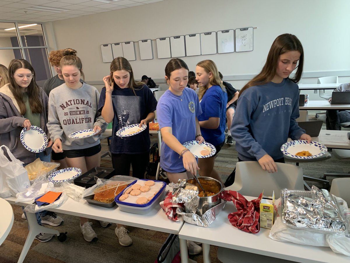 ProfeDetrixheOW's tweet photo. ¡Feliz 5 de mayo! Spanish 1 students put into practice their food writing project & brought arroz con pollo, empanadas, flan,
Jamón serrano y queso manchego, pan dulce y más! And described their food standing in front of class speaking in Spanish! #SpeakingGoals @OlatheWl https://t.co/AEAdD4KEOp