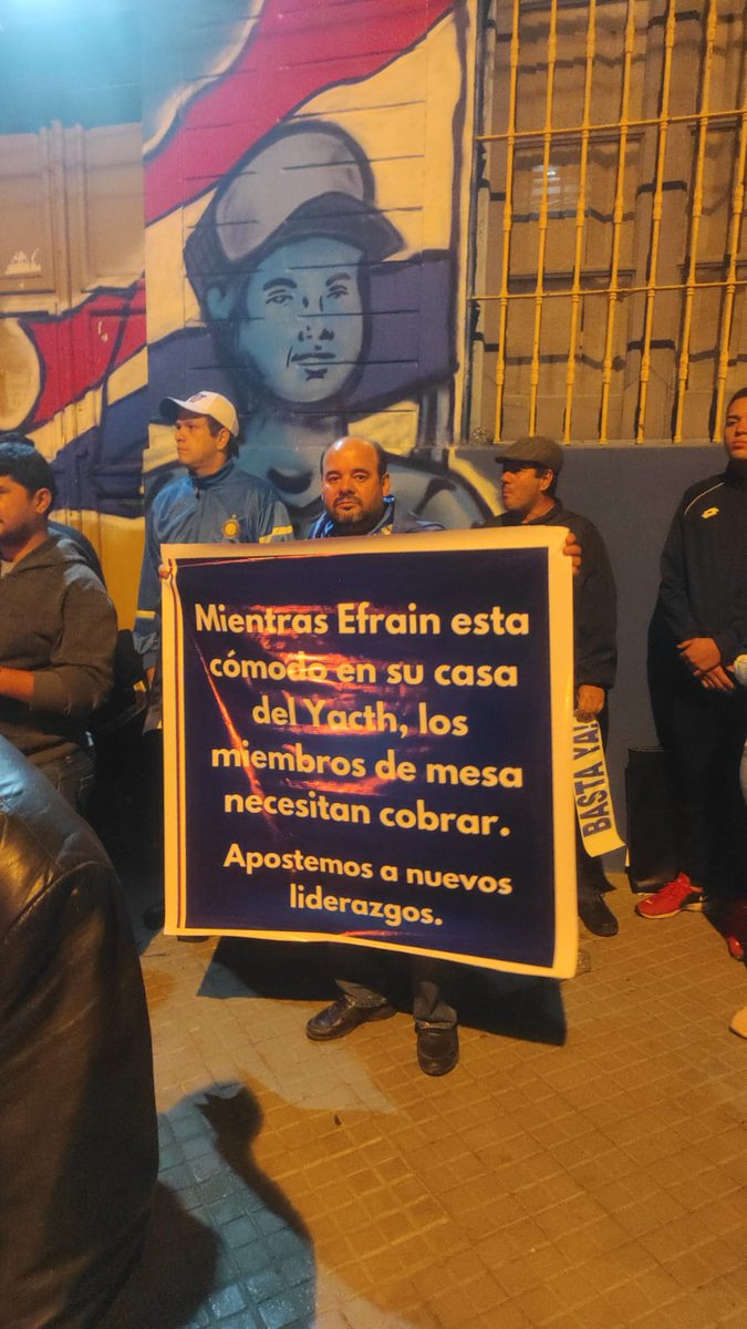 Vlad_Jara's tweet photo. Efrain, teléfono...
@EfrainAlegre https://t.co/UkJSzf7CK3