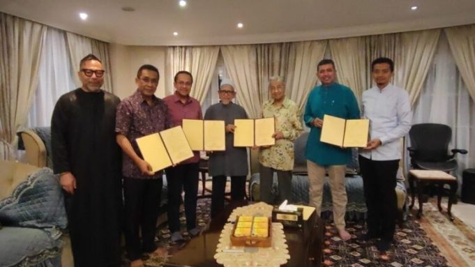 mujahidrawa's tweet image. Proklamasi Melayu..PMX Melayu, Raja Melayu, MP Melayu, Khidmat Awam Melayu, Tentera/Polis Melayu, Parti Melayu, Korporat Melayu, Mara Melayu, semua jd tak Melayu bila bukan Aku jd ketua hampa, ooo habaq la lagu tu..PAs pun tumpang sekaki pasai dia mcm tu..