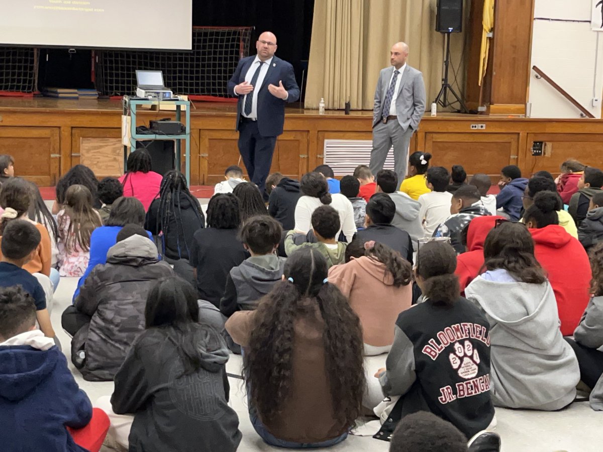 Thanks to the Bloomfield Police Dept., especially Detectives Romano and Nardiello for the outstanding program today on Cyberbullying. Our students listened intently. ⁦@WatsessingPage⁩ ⁦@AsstSupBlmfld⁩@MrMilano07003⁩ ⁦@BlfdPublicSafe⁩