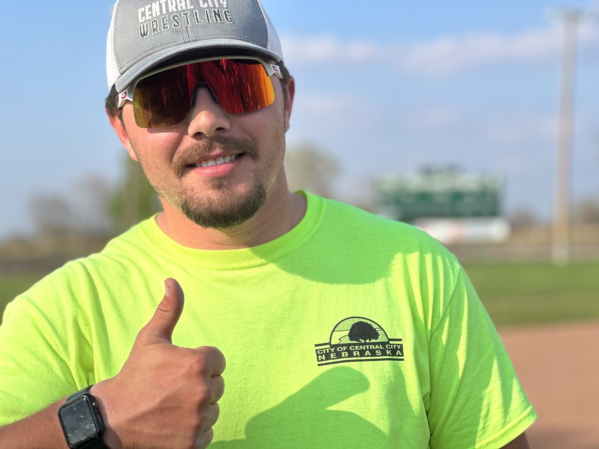 RNSportsCC's tweet photo. Huge shoutout to @tuckmandew31 for another great day of field prep. A little rain won’t stop him from making 100 hamburgers! #BigDaddyReference #GroundsCrew https://t.co/qeXKnqUyst