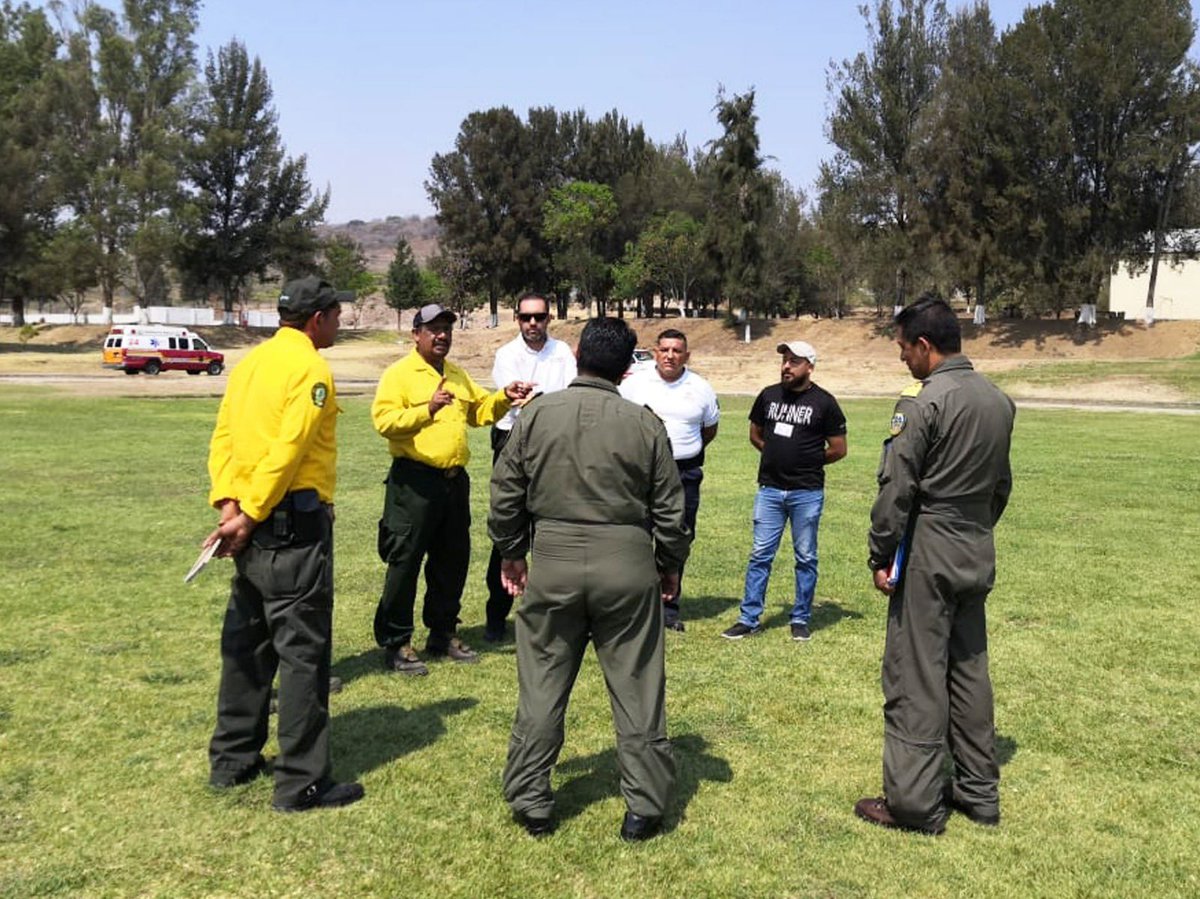 Para reforzar los trabajos de combate del incendio en el cerro de La Beata, ubicado en Tangancícuaro y Zamora, hoy se integra el helicóptero de la <a href="/SEMAR_mx/">SEMAR México</a>, para realizar tareas de liquidación ante el siniestro que afecta desde el pasado 21 de abril. #HonestidadyTrabajo