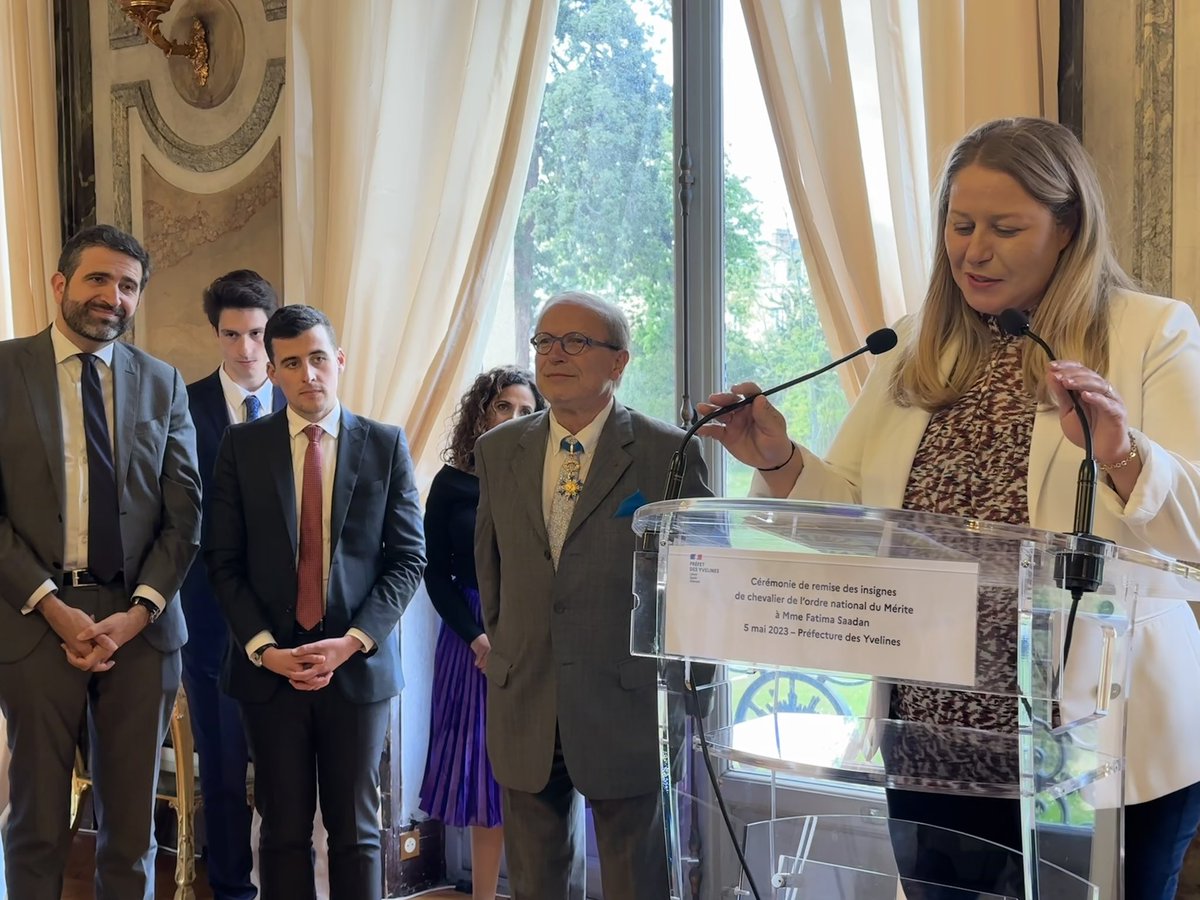 Prefet78's tweet photo. #Cérémonie
JJ Brot @Prefet78 a conféré les insignes de l’Ordre National du Mérite à Fatima Saadan, directrice de l’association @eiapic à @ManteslaJolie_, aux côtés de @NadiaHAI78 &amp; @pierre_bedier.
👉 Juste récompense pour son combat contre les #inégalités &amp; pour la #fraternité. https://t.co/iToCizwA1D