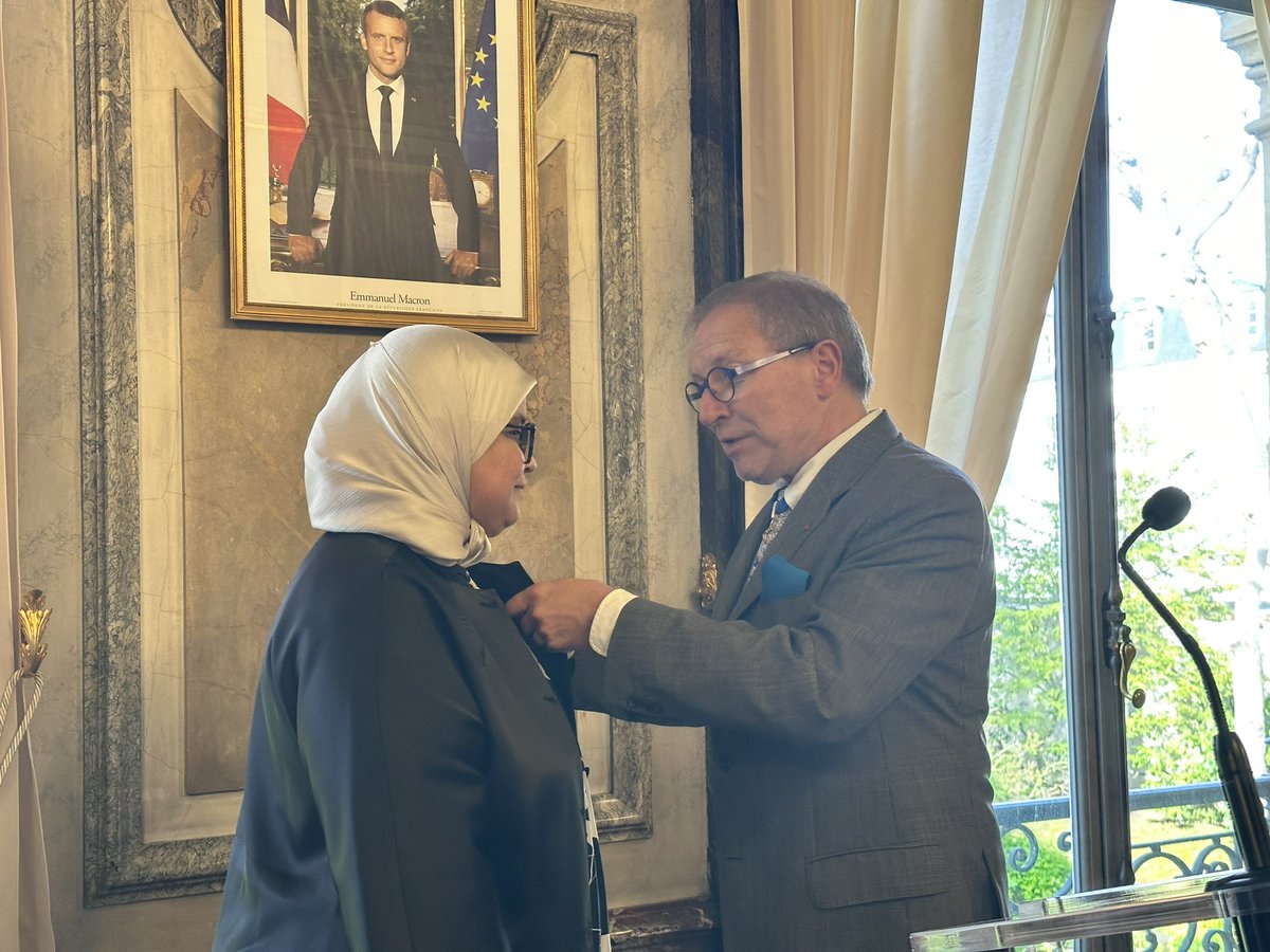 Prefet78's tweet photo. #Cérémonie
JJ Brot @Prefet78 a conféré les insignes de l’Ordre National du Mérite à Fatima Saadan, directrice de l’association @eiapic à @ManteslaJolie_, aux côtés de @NadiaHAI78 &amp; @pierre_bedier.
👉 Juste récompense pour son combat contre les #inégalités &amp; pour la #fraternité. https://t.co/iToCizwA1D