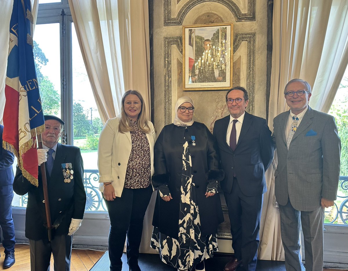 Préfet des Yvelines 🇫🇷 (@prefet78) on Twitter photo #Cérémonie
JJ Brot <a href="/Prefet78/">Préfet des Yvelines 🇫🇷</a> a conféré les insignes de l’Ordre National du Mérite à Fatima Saadan, directrice de l’association <a href="/eiapic/">eiapic</a> à <a href="/ManteslaJolie_/">Mantes-la-Jolie</a>, aux côtés de <a href="/NadiaHAI78/">Nadia HAI</a> & <a href="/pierre_bedier/">Pierre Bédier</a>.
👉 Juste récompense pour son combat contre les #inégalités & pour la #fraternité. #Cérémonie
JJ Brot <a href="/Prefet78/">Préfet des Yvelines 🇫🇷</a> a conféré les insignes de l’Ordre National du Mérite à Fatima Saadan, directrice de l’association <a href="/eiapic/">eiapic</a> à <a href="/ManteslaJolie_/">Mantes-la-Jolie</a>, aux côtés de <a href="/NadiaHAI78/">Nadia HAI</a> & <a href="/pierre_bedier/">Pierre Bédier</a>.
👉 Juste récompense pour son combat contre les #inégalités & pour la #fraternité.