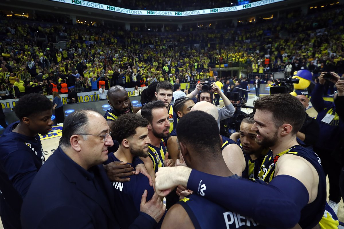 FBBasketbol's tweet photo. TAKIM! 🔥

#YellowLegacy #EuroLeague https://t.co/NcguL09slY