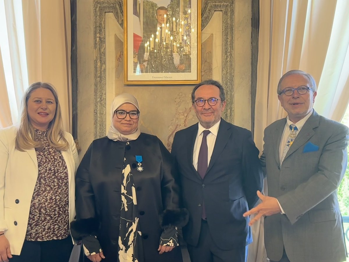 Préfet des Yvelines 🇫🇷 (@prefet78) on Twitter photo #Cérémonie 
✅ Fatima Saadan, directrice de l’association <a href="/eiapic/">eiapic</a>, permet à tous les publics d’accéder à l’excellence de la culture française 🇫🇷.
✅ <a href="/Prefet78/">Préfet des Yvelines 🇫🇷</a> & <a href="/Les_Yvelines/">Les Yvelines</a> la félicitent d’accompagner assidûment de nombreuses familles pour permettre l’épanouissement collectif. #Cérémonie 
✅ Fatima Saadan, directrice de l’association <a href="/eiapic/">eiapic</a>, permet à tous les publics d’accéder à l’excellence de la culture française 🇫🇷.
✅ <a href="/Prefet78/">Préfet des Yvelines 🇫🇷</a> & <a href="/Les_Yvelines/">Les Yvelines</a> la félicitent d’accompagner assidûment de nombreuses familles pour permettre l’épanouissement collectif.