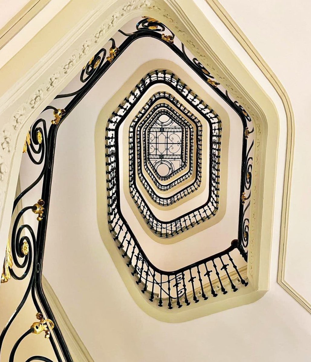 SouheirGeorget's tweet photo. Magnifique escalier en perspective #CarltonCannes

#DigitalAfterworks #CotedAzurFrance #CannesFrance #hotel #croisettecannes https://t.co/UpnLhdI6gX