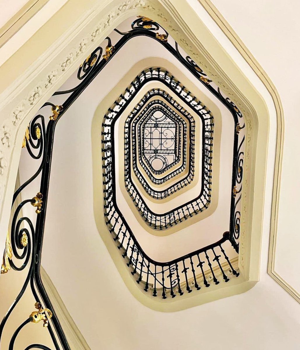 Magnifique escalier en perspective #CarltonCannes

#DigitalAfterworks #CotedAzurFrance #CannesFrance #hotel #croisettecannes