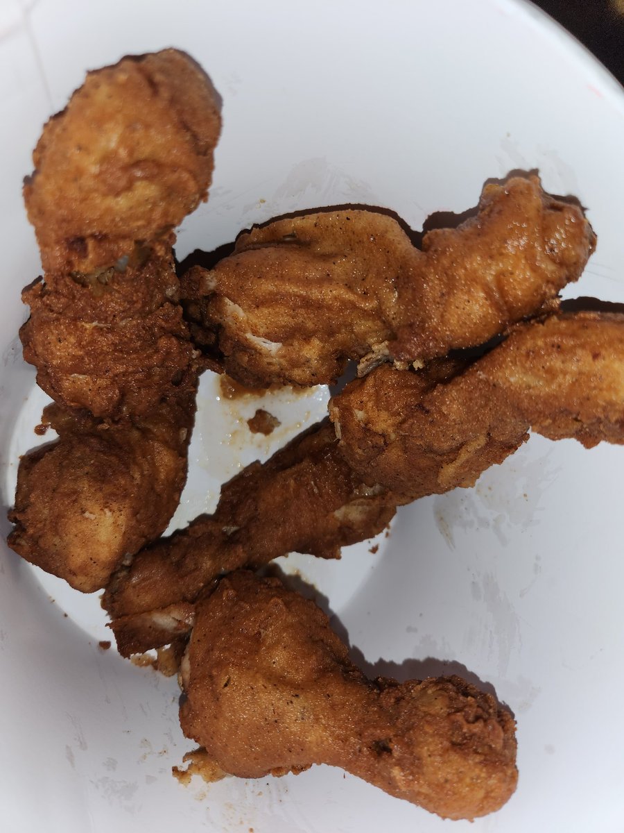 nicglancy's tweet photo. @KFC_UKI @JustEatUK somehow got 6 Drumsticks in my 6piece bucket meal.  Just eat said to speak to kfc direct, getting no response via the restaurant. Do you think this is acceptable? https://t.co/W7WDIZQdEQ
