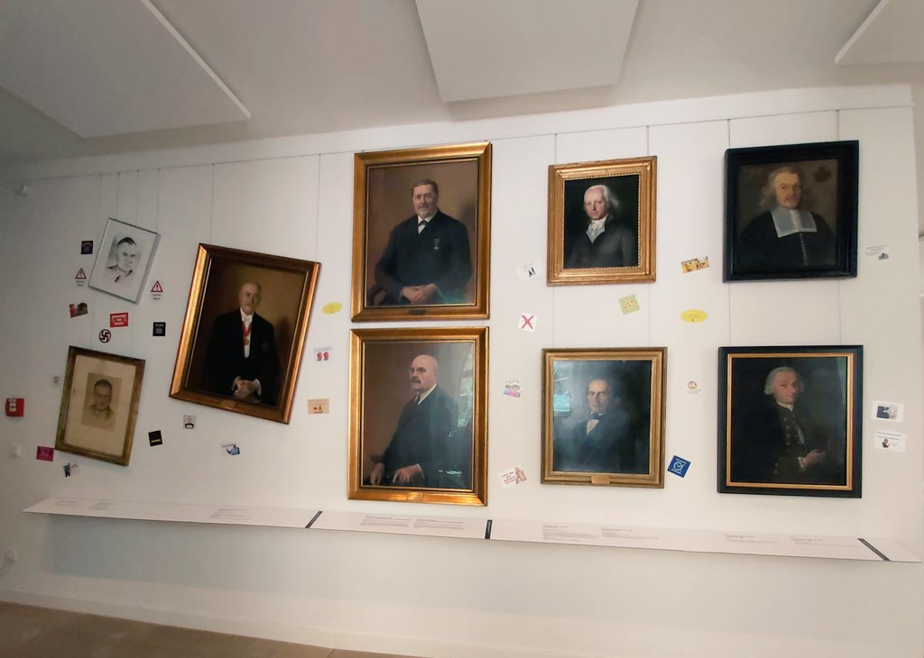 Im Tübinger Rathaus kann man 15 Porträts von ehemaligen Bürgermeistern  besichtigen. Die teilweise schiefe Hängung macht die wechselvolle Geschichte sichtbar und weist auf kritische Biografien und unterschiedliche Auffassungen von kommunaler Demokratie hin. #visittuebingen