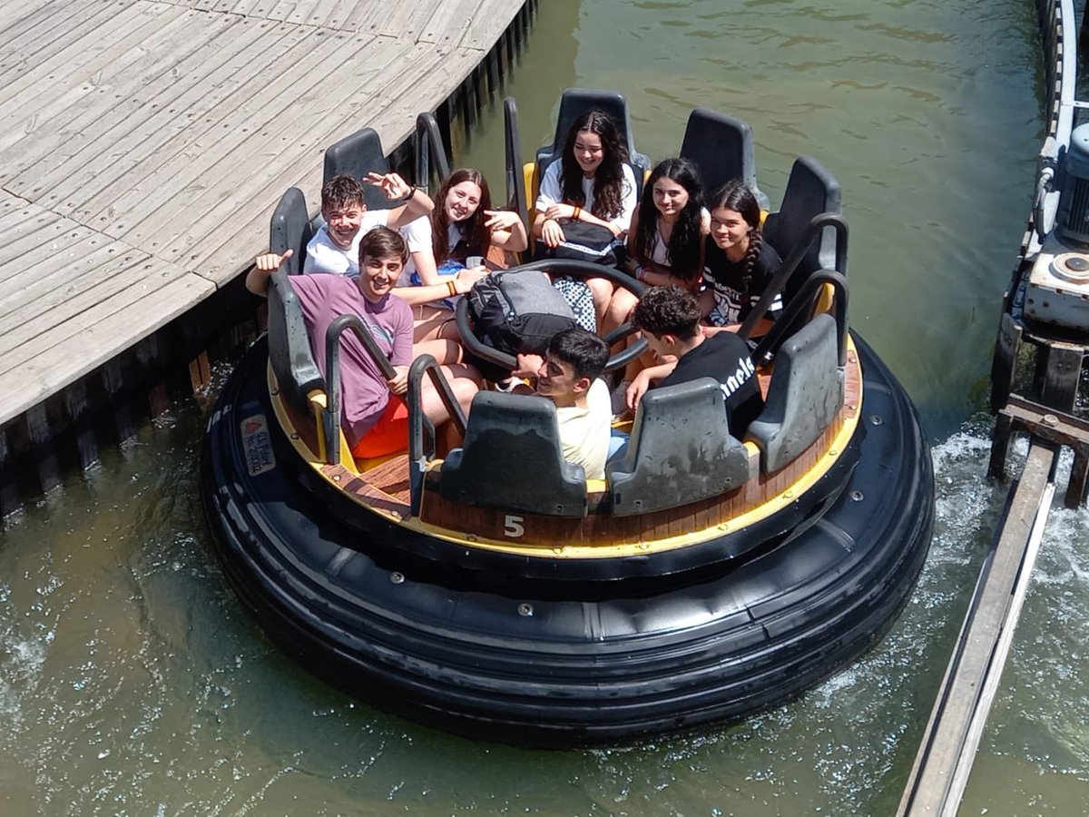 ausevamaristas's tweet photo. Primer día de nuestros chicos y chicas en @Portaventura_ES disfrutando de las atracciones y el espectáculo final. #4ESOAuseva #viajedeestudios #SomosMaristas #SonríeMaristas #SonríedeCorazón https://t.co/6AsPrsDjjR
