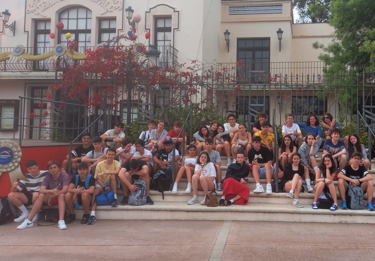 ausevamaristas's tweet photo. Primer día de nuestros chicos y chicas en @Portaventura_ES disfrutando de las atracciones y el espectáculo final. #4ESOAuseva #viajedeestudios #SomosMaristas #SonríeMaristas #SonríedeCorazón https://t.co/6AsPrsDjjR