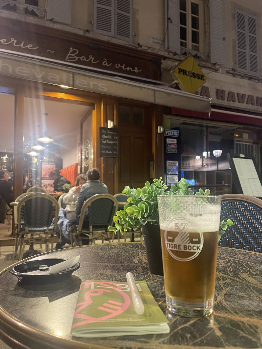 Lasseaj's tweet photo. lille fadøl på torvet i Beaune, og så skriver jeg et digt om hvordan @HermanBjoern ødelagde naturvin https://t.co/PTpHwzB6jr