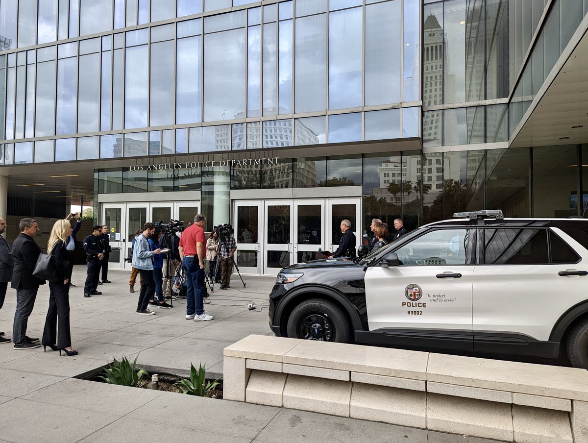 EricssonEnt's tweet image. More action from Thursday's press conference, where the Los Angeles Police Department announced it had chosen Axon's Fleet 3 camera system — connected by Cradlepoint IBR700s — for a technology upgrade of its vehicle fleet. 

#upfitting #MobileBroadband #ConnectivityMatters