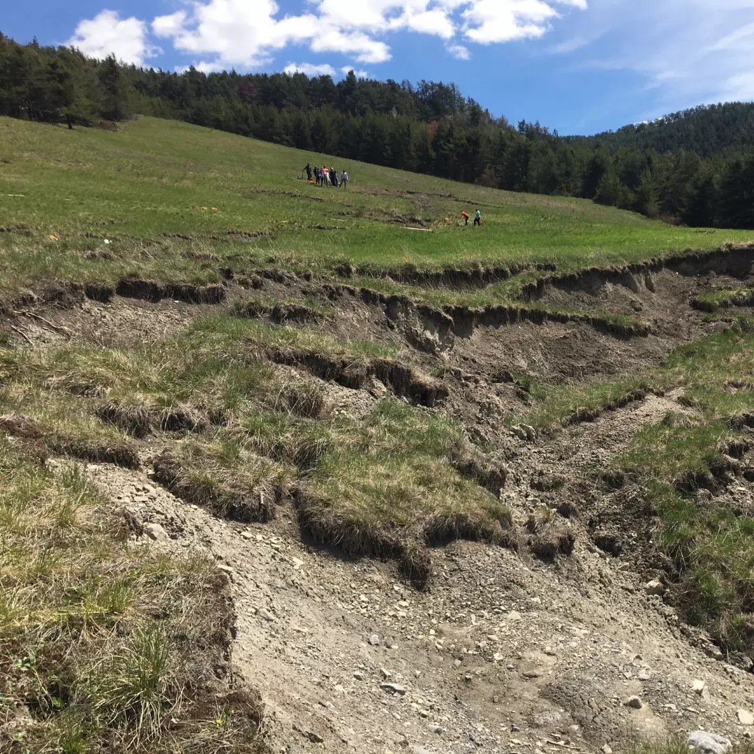 L'équipe pédagogique de la spécialité #ST est en stage de #géologie et de prospection #géophysique avec les ST4 au Alpes de Haute Provence.
Les étudiantes et les étudiants observent, analysent, caractérisent… des #glissementsdeterrain affectant un #pylone electrique.