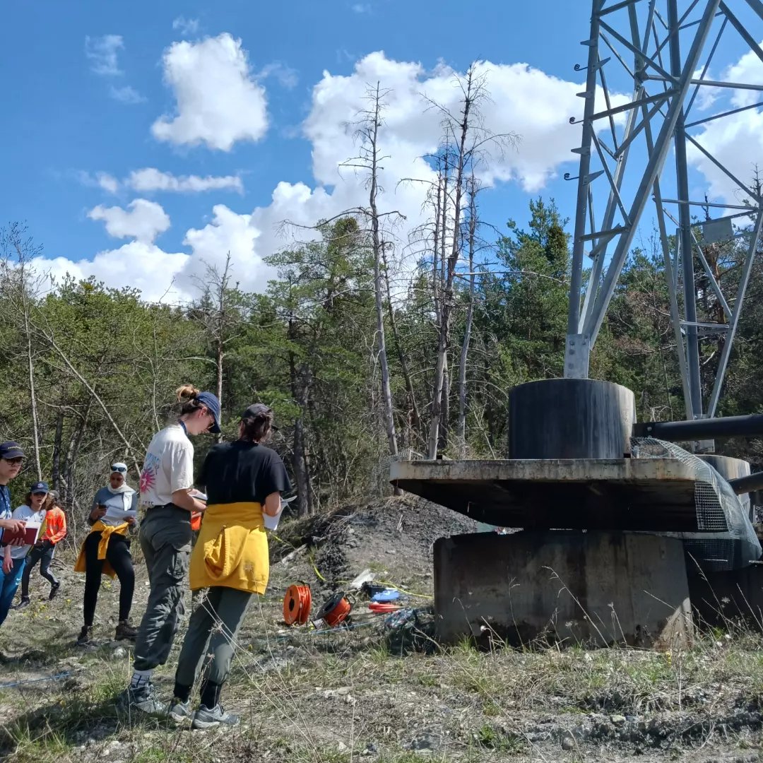 PolytechSorbonn's tweet photo. L'équipe pédagogique de la spécialité #ST est en stage de #géologie et de prospection #géophysique avec les ST4 au Alpes de Haute Provence.
Les étudiantes et les étudiants observent, analysent, caractérisent… des #glissementsdeterrain affectant un #pylone electrique. https://t.co/dhEPn6kHR7
