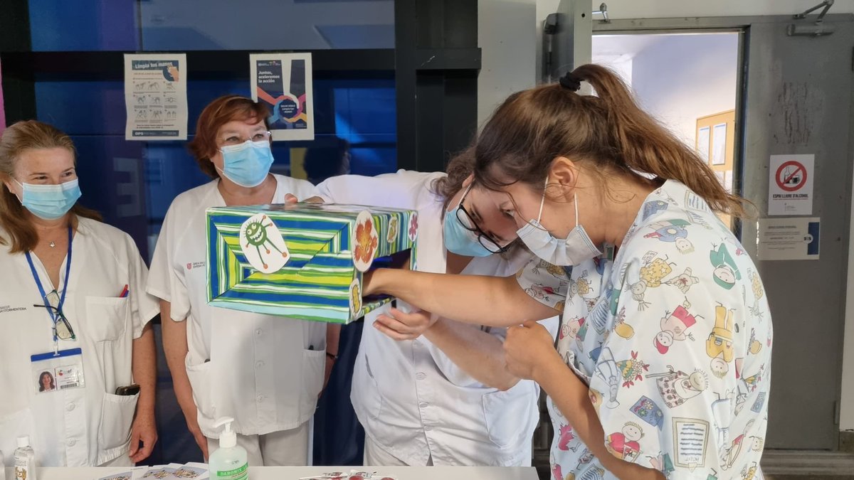 AsefSegpac's tweet photo. hoy hemos celebrado el día mundial de la higiene de manos en @asef_ibsalut con mesa informativa y proyección de nuestros vídeos #segpac #patientsafety #HigieneDeManos #higienedemans #HandHygieneDay https://t.co/TfAEZllenl