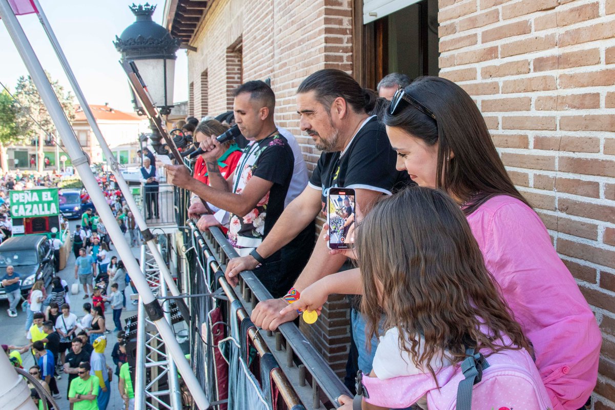 AytoMarchamalo's tweet photo. 📸 PREGÓN Y DESFILE DE CARROZAS

Ayer arrancaron nuestras Fiestas Patronales en nuestra Plaza Mayor con el pregón de @CacheroIvan, que dio por comenzados oficialmente los días grandes con el chupinazo, acompañado por @Rafa_Esteban_, @GarciaTorijano, José Luis Vega y @eroblesg1972 https://t.co/XoDSKgFPYm