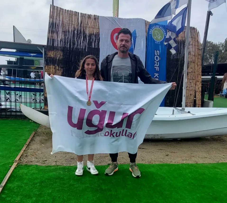 İzmir Okul Sporları Windsurf Yarışlarında Milli Sporcu Öğrencimiz Sevgili Sude Bulduk İzmir Şampiyonu olarak  bizleri gururlandırdı.🏆💜 Öğrencimizi tebrik ediyor başarılarının devamını diliyoruz.👏👏👏 #ugurluolmak #windsurf