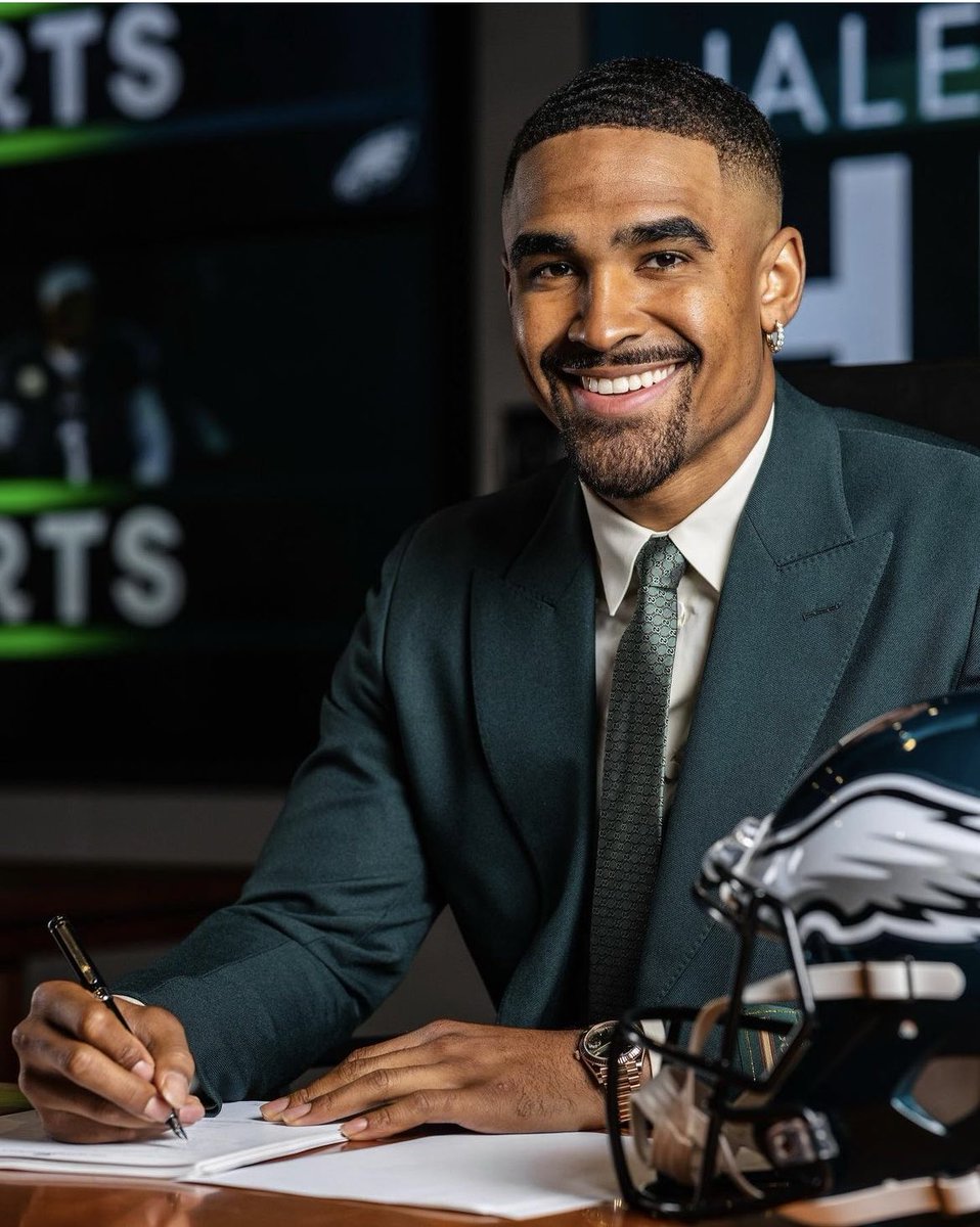 JamesDanielsPop's tweet photo. Funny thing is..many of y’all with slanted world views, think that one is a better person than the other, more wholesome, clean and like “us” but they are both ours & good n blessed men!🏈💰✊🏾#ILoveBothTheseBrothas #BigCongratulations https://t.co/ebgNCTZm3Y